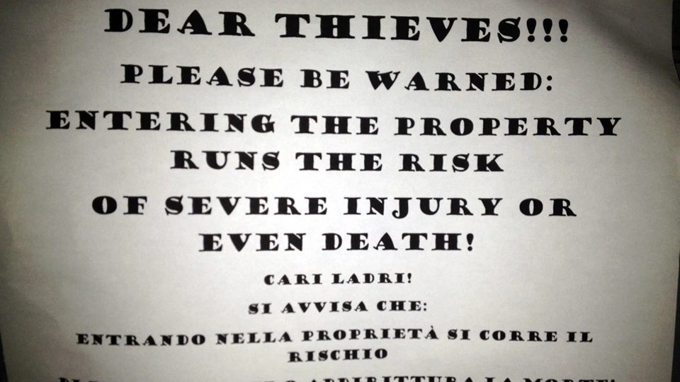 Forte dei Marmi: cartello di avvertimento per i ladri, poi rimosso 