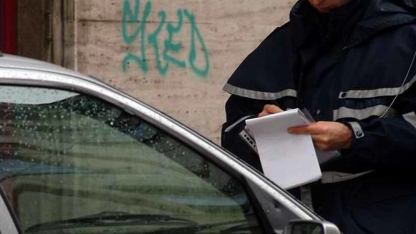 Un agente di polizia municipale (foto di repertorio) Un agente di polizia municipale (foto di repertorio)