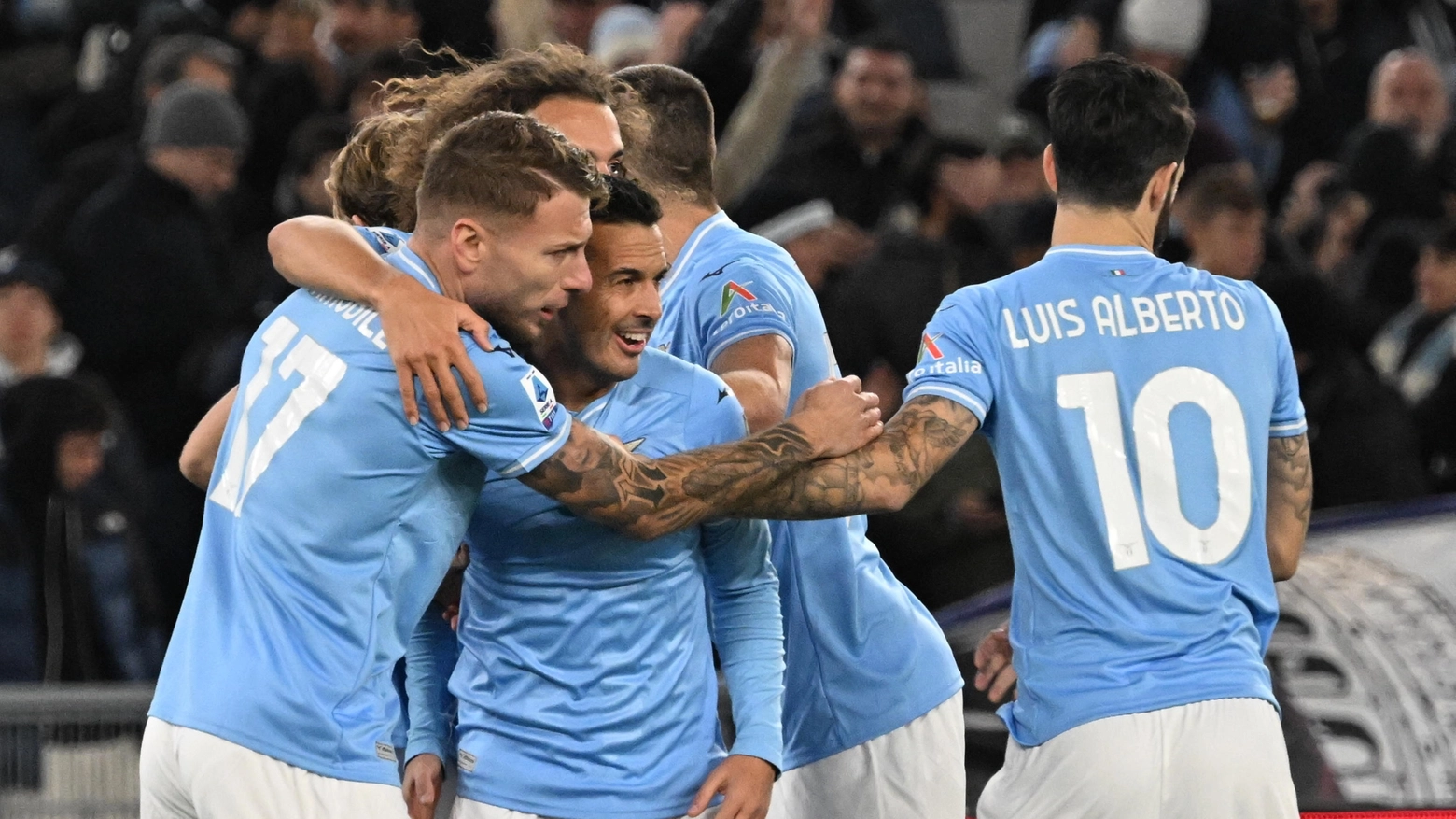Lo spagnolo sigla il gol vittoria dopo otto minuti, ma la Lazio fatica a chiuderla nonostante 75' di superiorità numerica