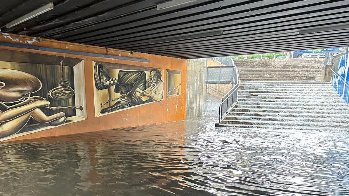 Bomba d’acqua: tutto allagato Automobilisti prigionieri nei posteggi Bomba d’acqua: tutto allagato Automobilisti prigionieri nei posteggi