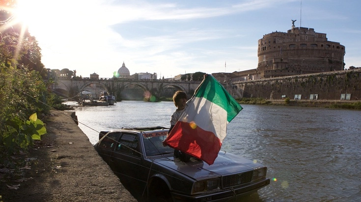Marco Amoretti con la sua auto-barca ormeggiata sul Tevere