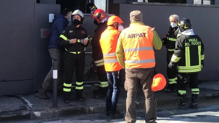 Gli accertamenti sul posto di vigili del fuoco e tecnici Arpat