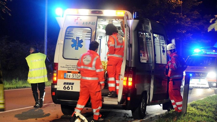 Un soccorso notturno dell’ambulanza (foto archivio)