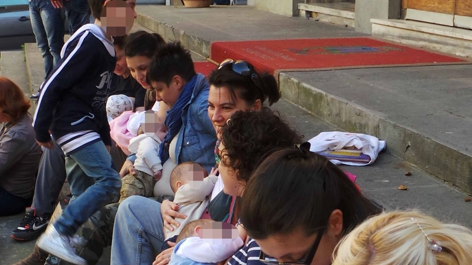 MODELLO NATURALE Un gruppo di mamme che ha aderito al flash-mob per l’allattamento al seno MODELLO NATURALE Un gruppo di mamme che ha aderito al flash-mob per l’allattamento al seno