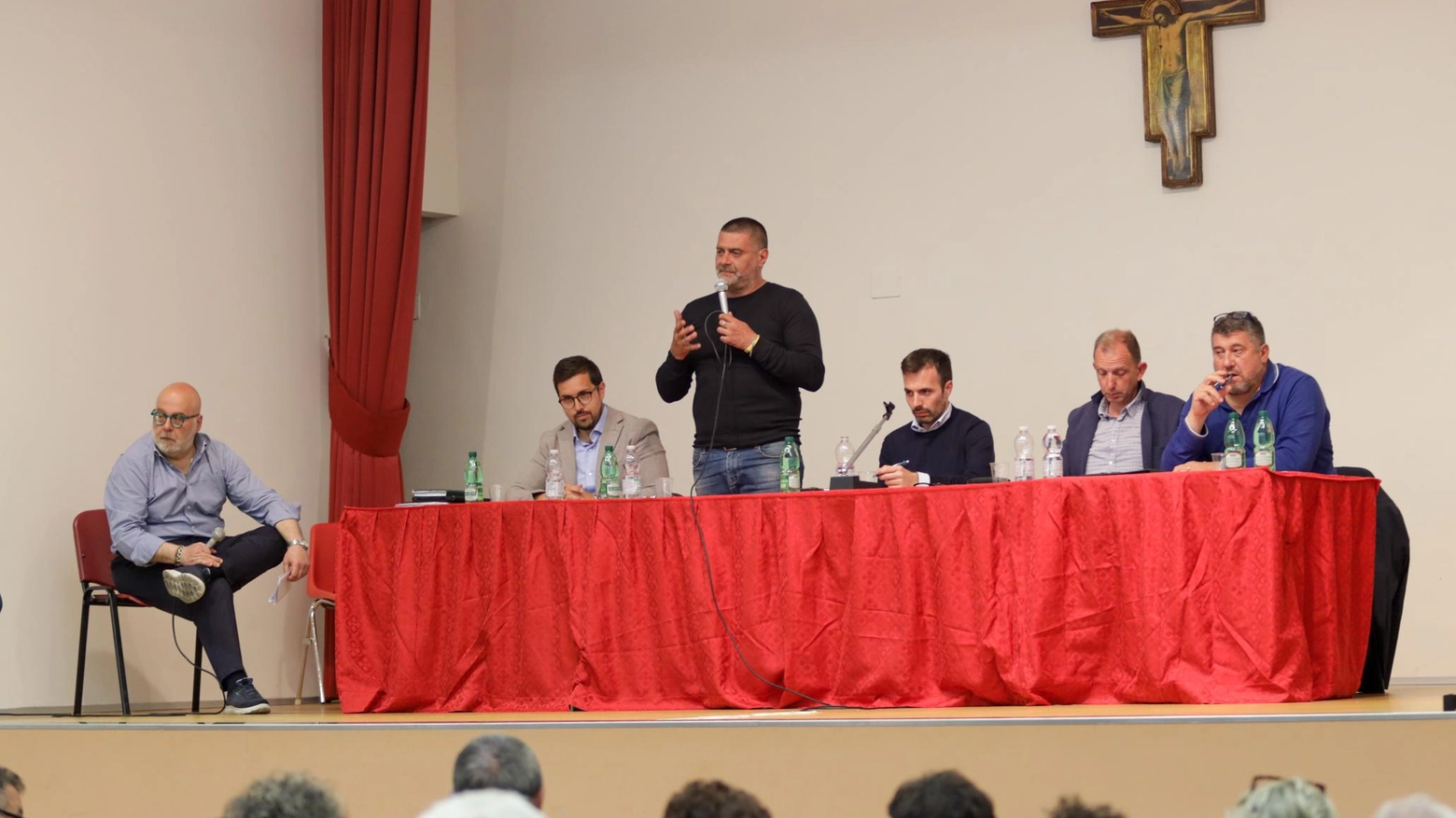 Tutti contro tutti, il confronto fra i  cinque candidati  aumenta gli attriti