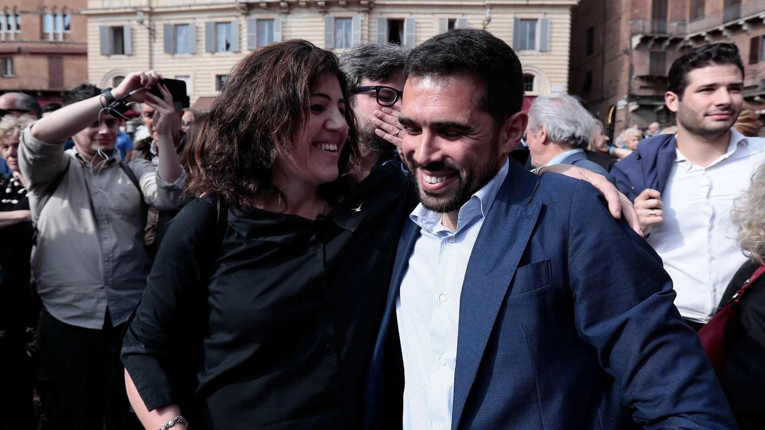 L’onorevole Francesco Michelotti, FdI, abbracciato da Tiziana Nisini, deputata Lega