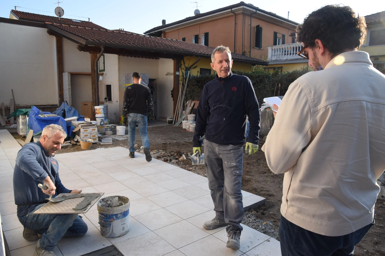 I muratori nel cantiere di Tonfano