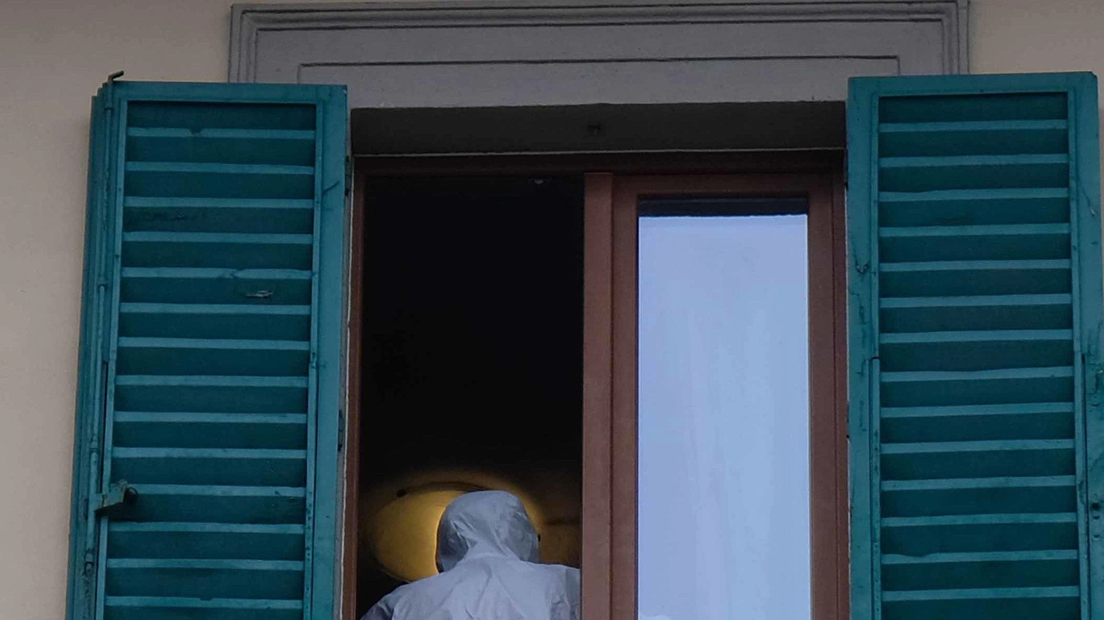 "E’ corso giù con la sorellina" Così il ragazzo via nella notte "Presto, salvate la mamma" Ecco la scena del delitto "E’ corso giù con la sorellina" Così il ragazzo via nella notte "Presto, salvate la mamma" Ecco la scena del delitto