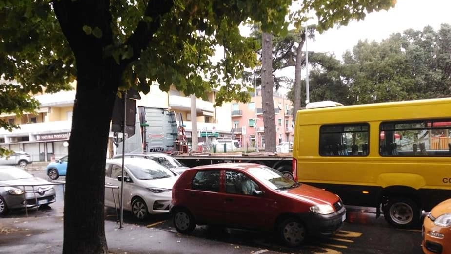 Via Marina, no ai camion. Si chiede il divieto Via Marina, no ai camion. Si chiede il divieto