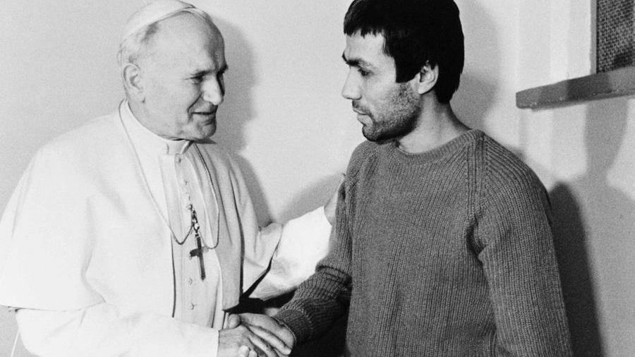 Giovanni Paolo II con il suo attentatore, Ali Agca