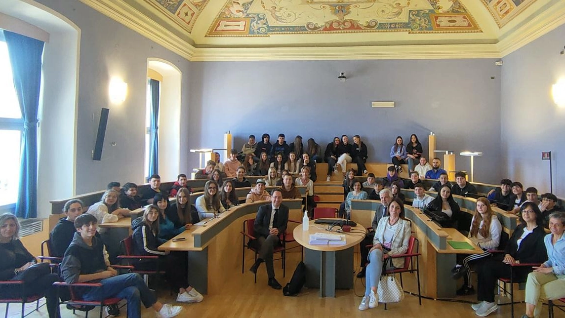 ’’La mia scuola plastic free’’ Sos-ambiente, studenti al lavoro contro l’inquinamento del pianeta ’’La mia scuola plastic free’’ Sos-ambiente, studenti al lavoro contro l’inquinamento del pianeta