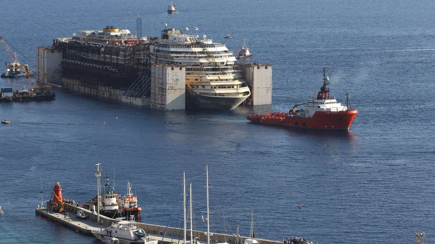 La Concordia trainata verso Genova (Olycom)