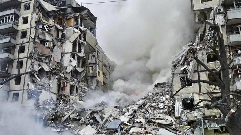 Il condomino di Dnipro colpito dall'attacco missilistico (Ansa)