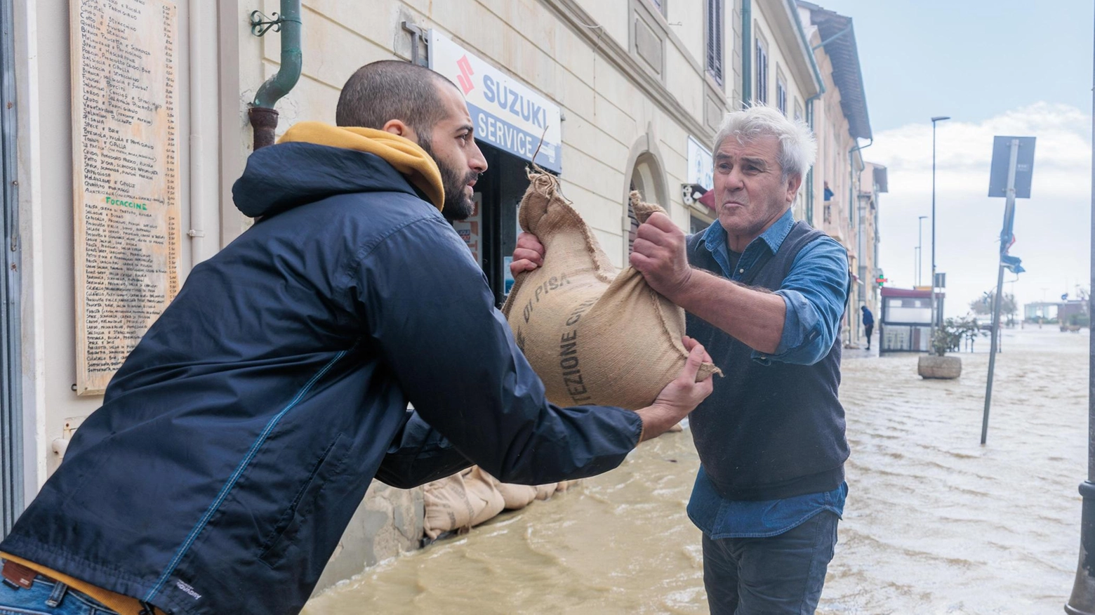 Emergenza a Marina di Pisa: "Un milione di euro di danni". La stima del sindaco Conti Emergenza a Marina di Pisa: "Un milione di euro di danni". La stima del sindaco Conti
