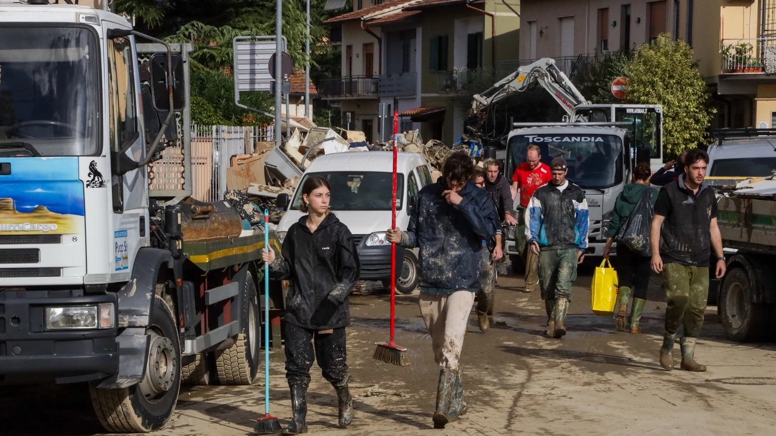 Studenti impegnati a spalare fango a Campi