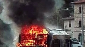 L’autobus di Busitalia in fiamme
