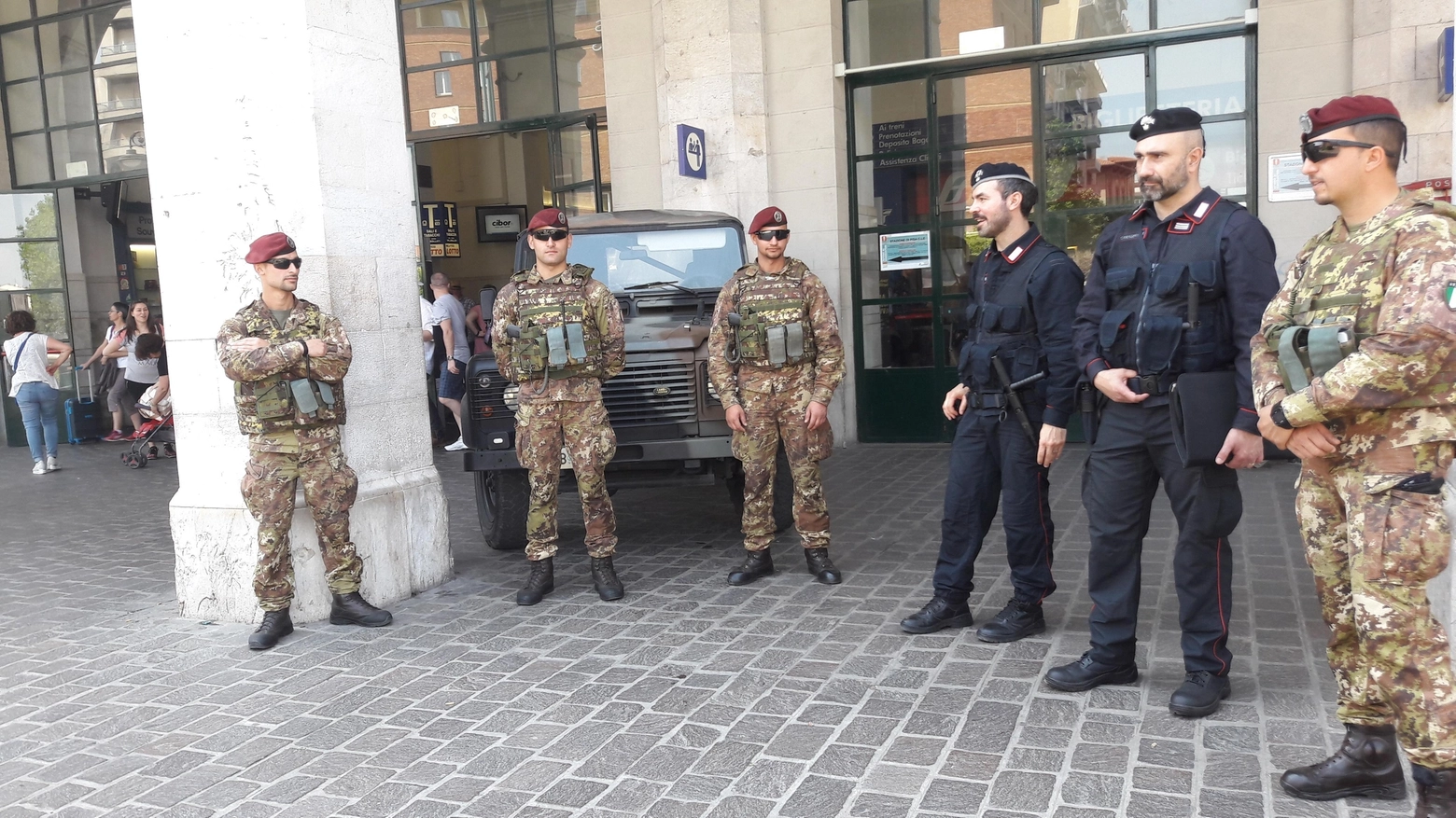 Uno dei presidi di esercito e carabinieri proprio di fronte alla Stazione di Pisa