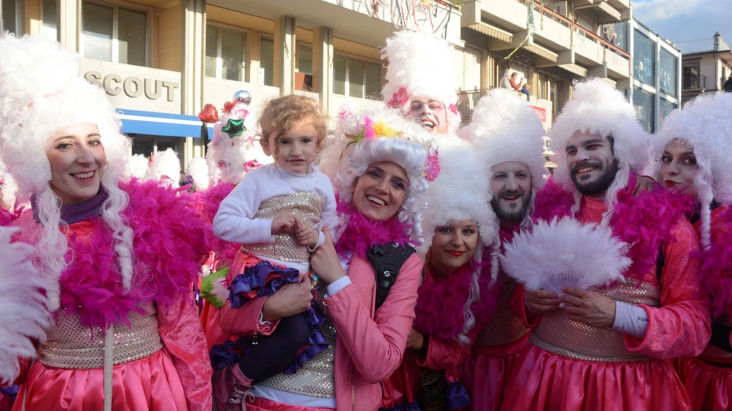 La voglia di Carnevale dei viareggini ha già portato circa 400 mila euro nelle tasche di Burlamacco: è davvero un buon inizio
