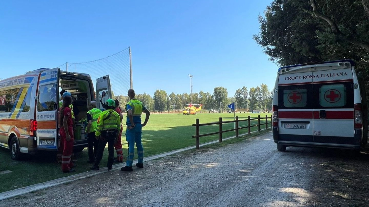 L’ambulanza della Croce Rossa di Pisa e quella della Misericordia di Pisa L’ambulanza della Croce Rossa di Pisa e quella della Misericordia di Pisa