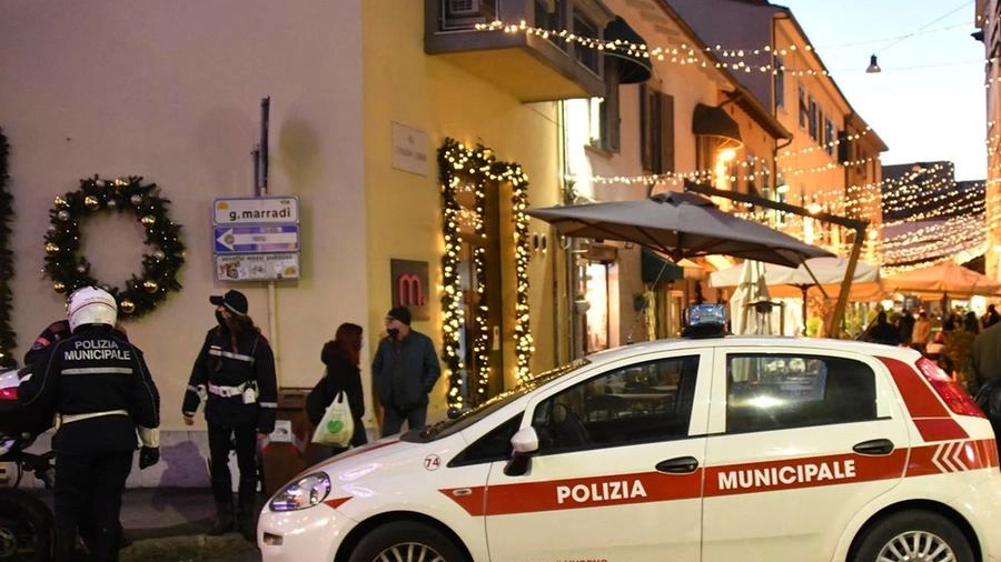 Controlli della polizia municipale in via Cambini a Livorno (Foto Novi)