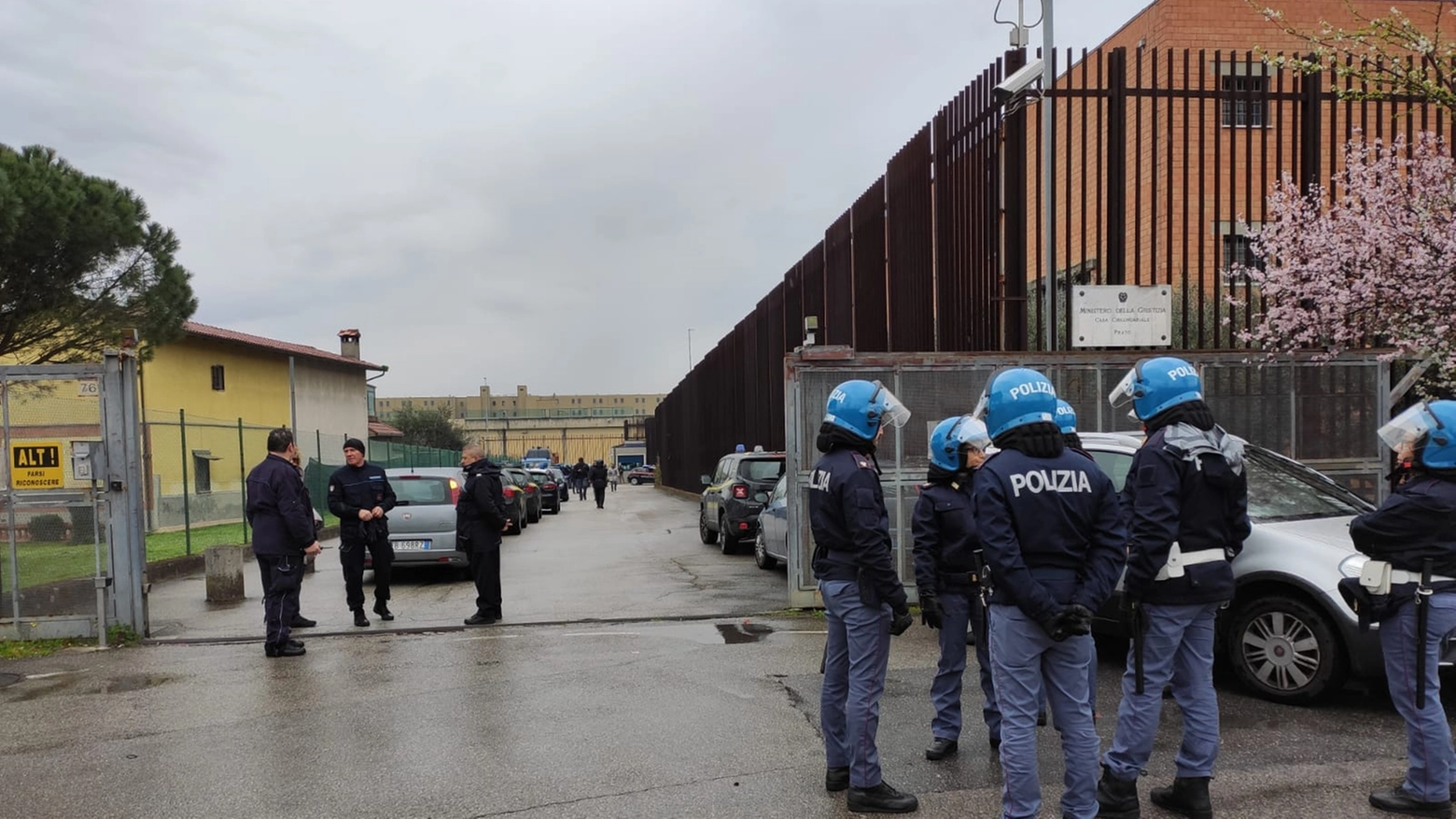 Polizia fuori dal carcere di Prato (Foto Attalmi)