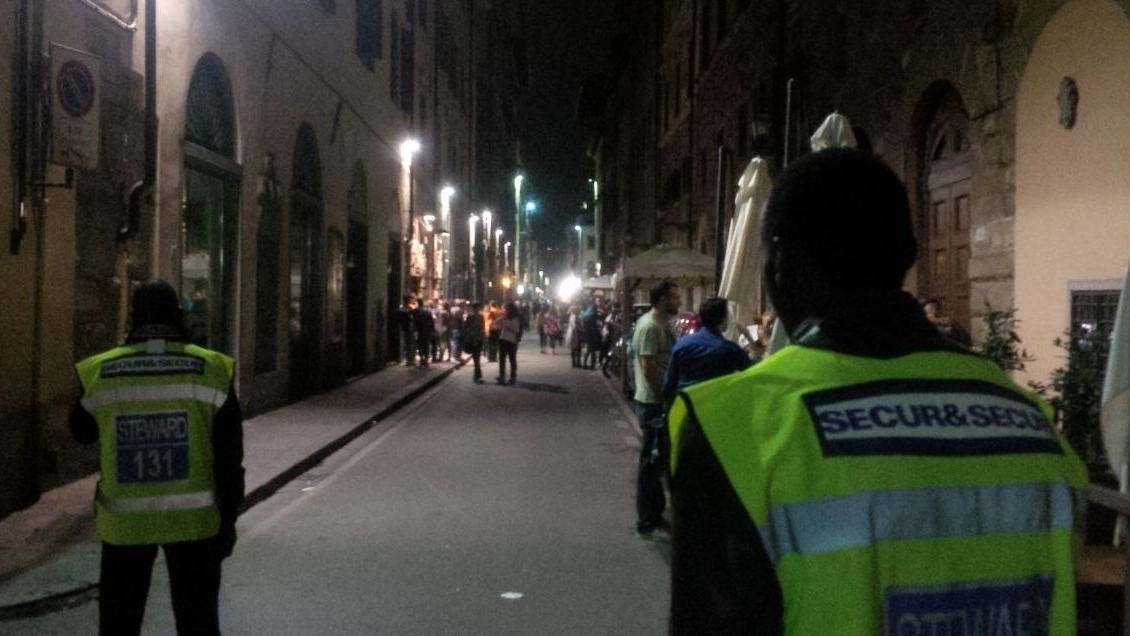 I controlli degli steward all’esterno dei locali notturni in zona Santa Croce