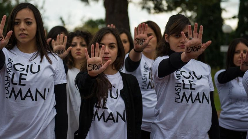 Roma, minaccia di sgozzare la ex: bloccato dagli agenti in strada. A Catania una 15enne salva la madre Roma, minaccia di sgozzare la ex: bloccato dagli agenti in strada. A Catania una 15enne salva la madre
