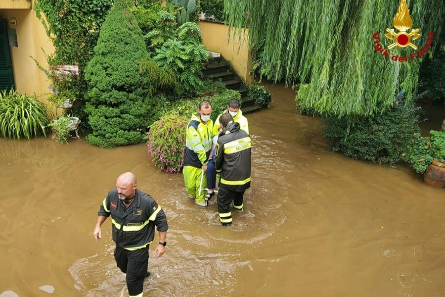 I vigili del fuoco in azione ad Ameglia (foto Vigili del Fuoco)