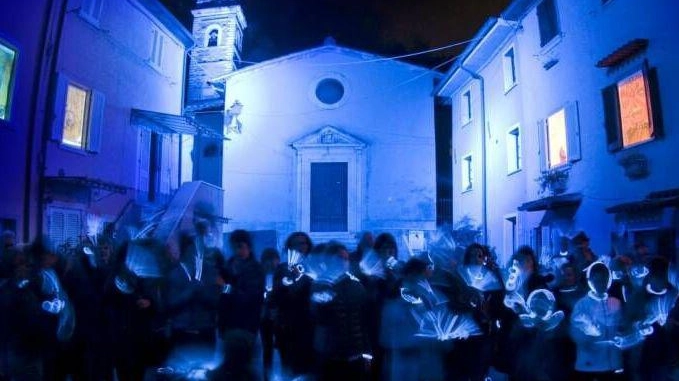 Riomagno si tinge di blu e racconta la fragilità con barchette di carta Riomagno si tinge di blu e racconta la fragilità con barchette di carta