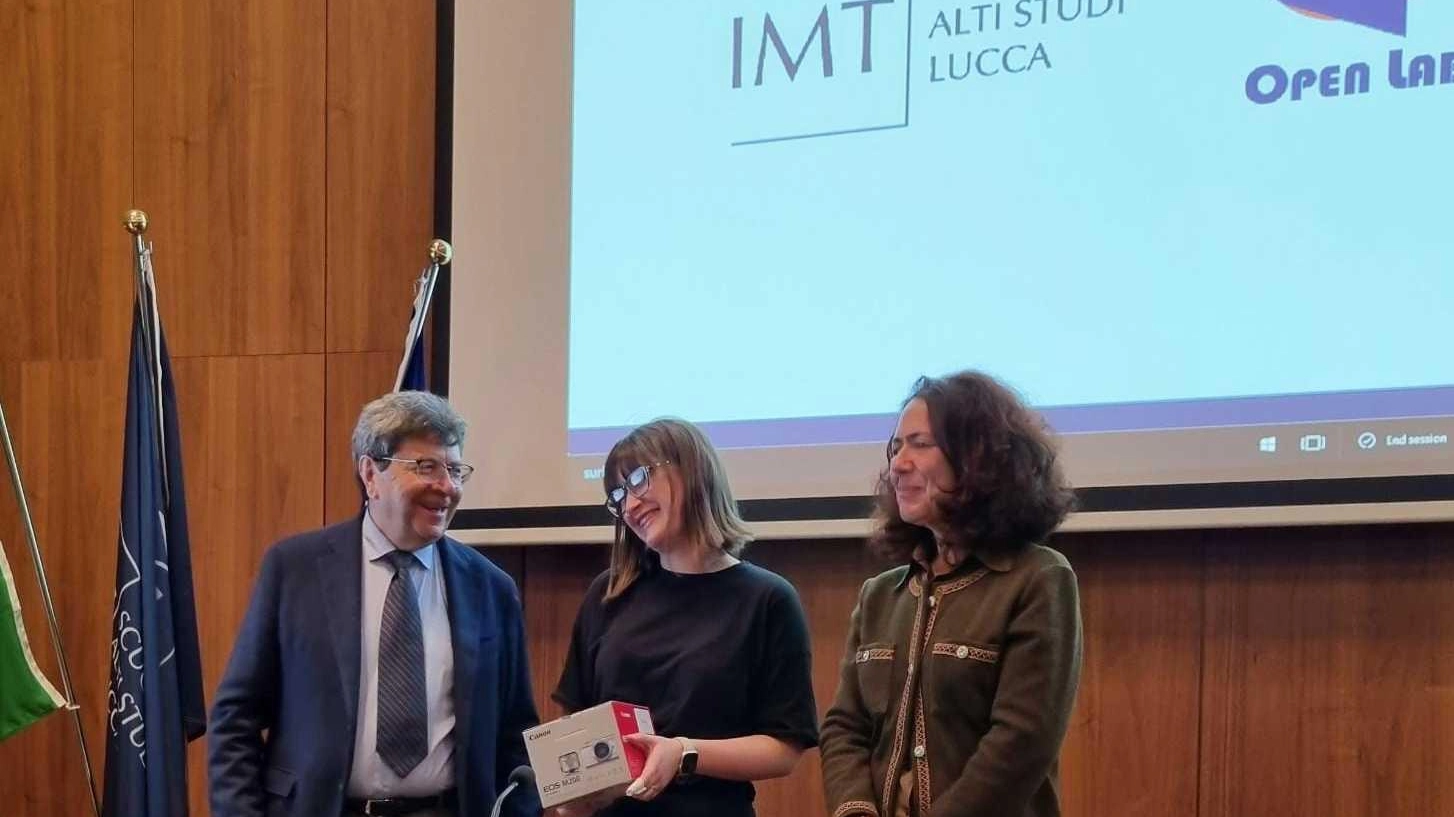 Open Lab, ecco il logo La scuola Imt premia la giovane studentessa vincitrice del concorso Open Lab, ecco il logo La scuola Imt premia la giovane studentessa vincitrice del concorso