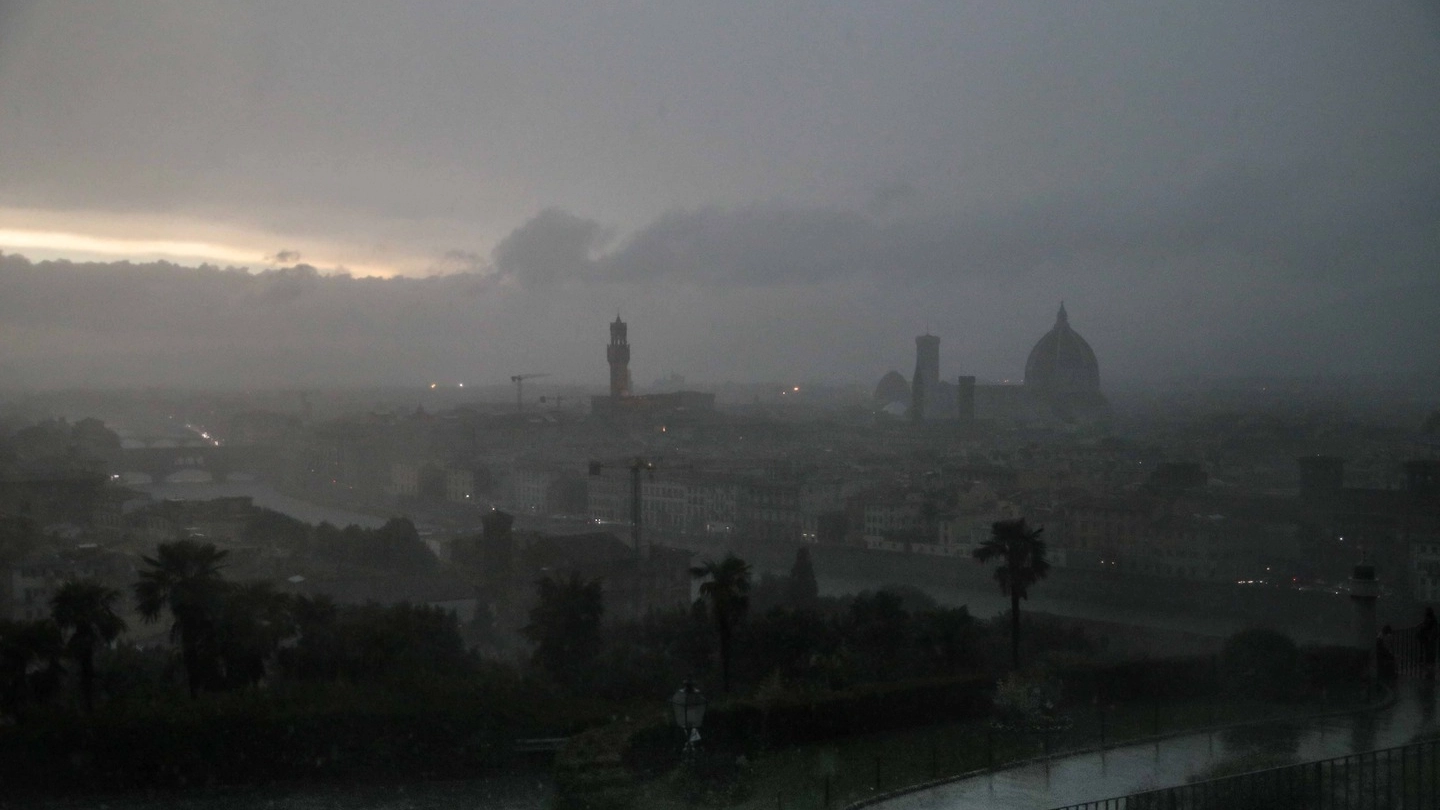 Firenze avvolta dal maltempo (foto Giuseppe Cabras/New Pressphoto)