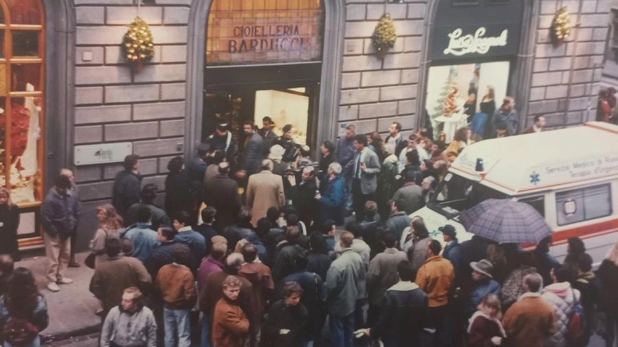Domenica 20 dicembre 1992: la folla davanti alla gioielleria Barducci dopo la tragedia