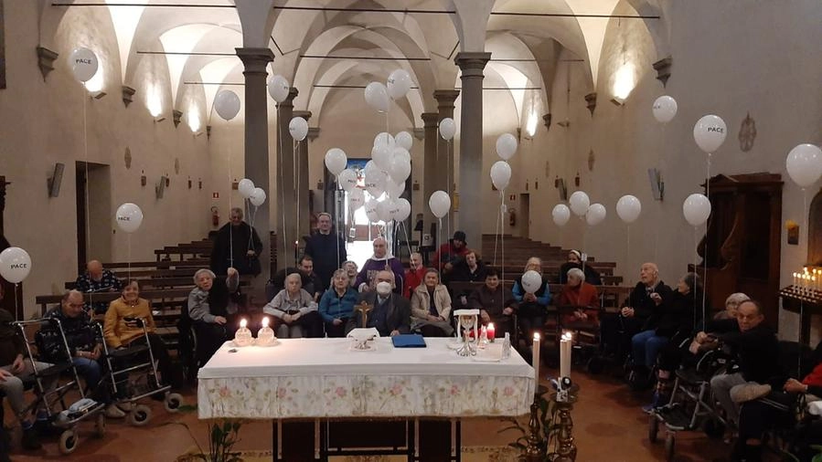 Gli anziani di Montedomini per la pace nella chiesa di San Ferdinando