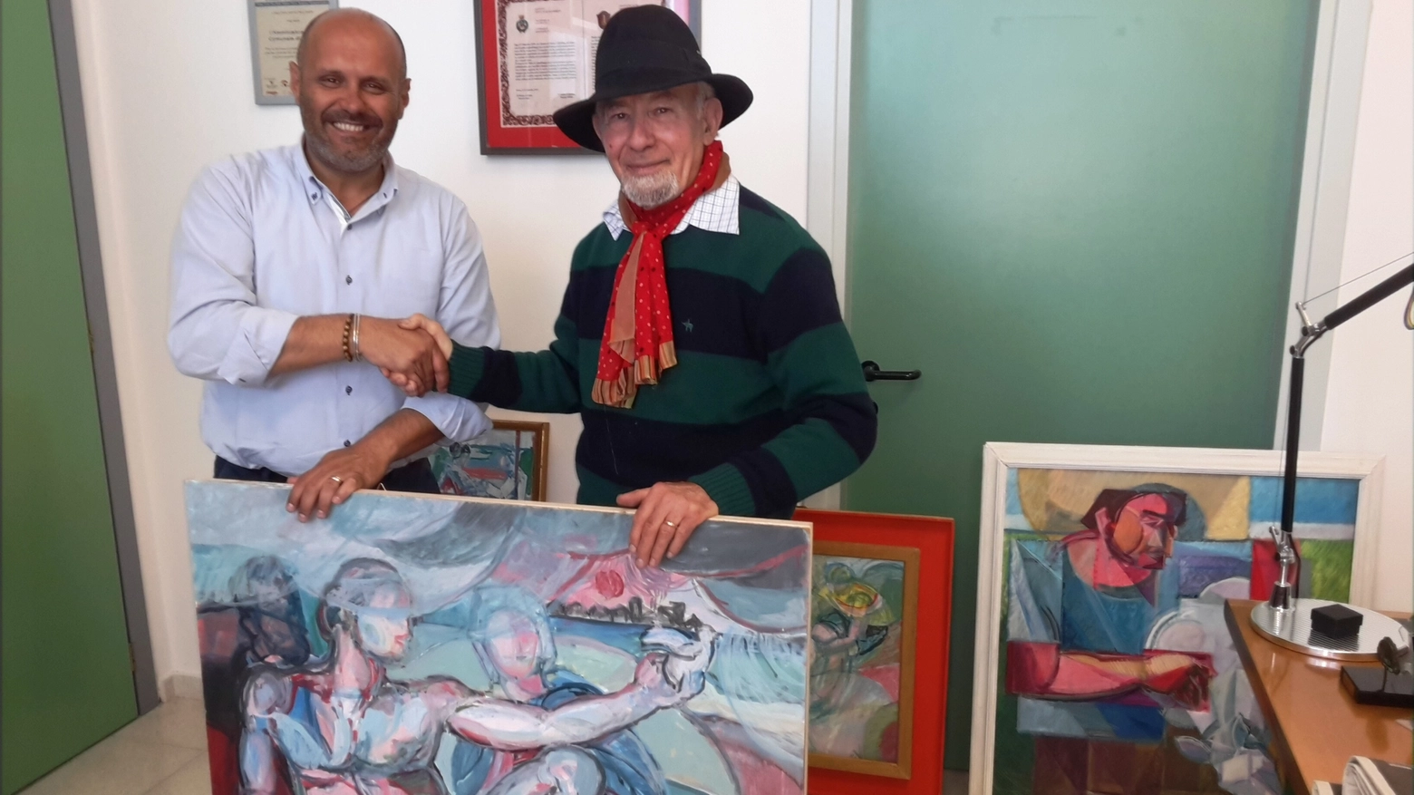 Daniel Schinasi con il sindaco Lippi e l'opera che omaggia Michelangelo