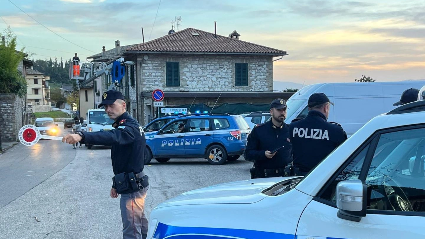 Trafugati i monili che ornavano la tomba di una giovane donna. Colpi nelle case in via Perosi e zona Querce