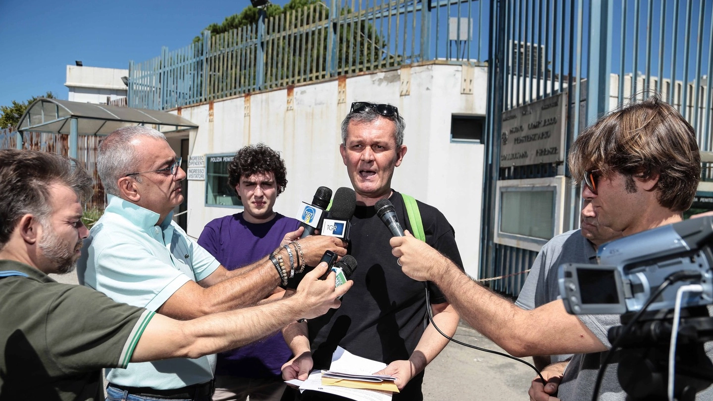 La conferenza stampa della delegazione radicale fuori da Sollicciano (New Press Photo)
