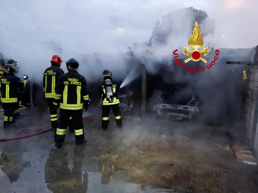 Auto e moto in fiamme, incendio a San Mauro a Signa
