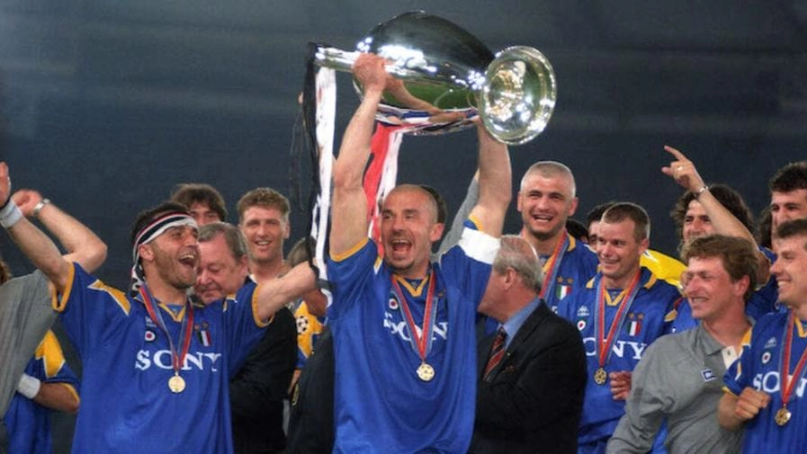 Gianluca Vialli alza la Coppa dei Campioni con la Juventus nel 1996
