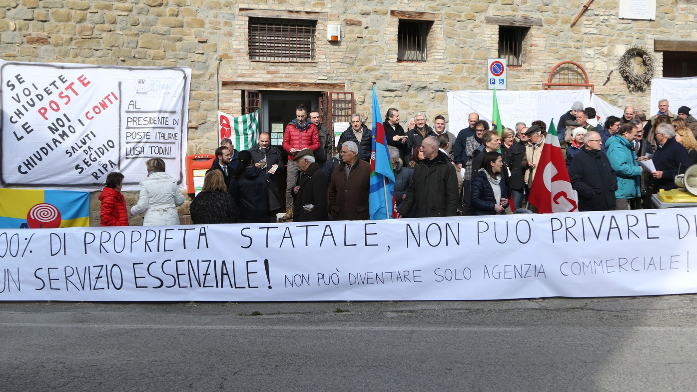  I residenti di Sant’Eraclio difendono l’ufficio postale; a lato Enrico Bruschi (Cgil)