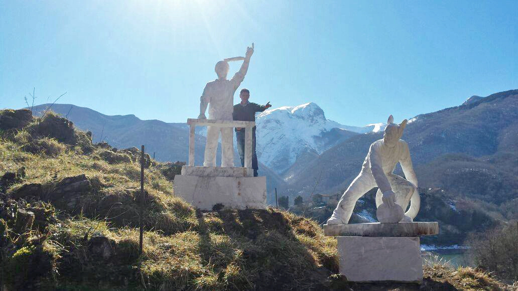 Le statue di Schettino e De  Falco (foto Borghesi)