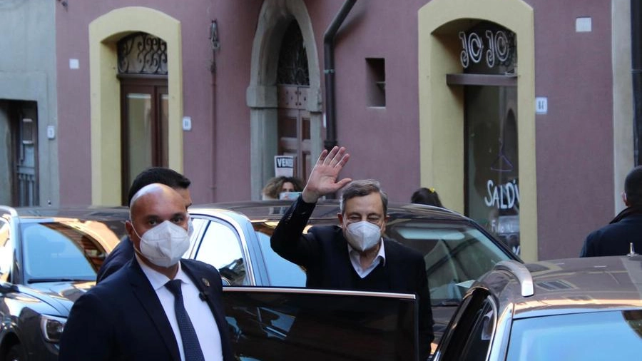 Il saluto del premier Draghi all'uscita del ristorante a Città della Pieve (Foto Ansa)