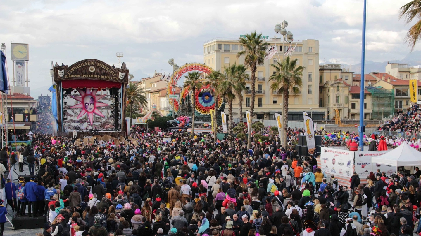 La folla al Carnevale di Viareggio (Umicini)