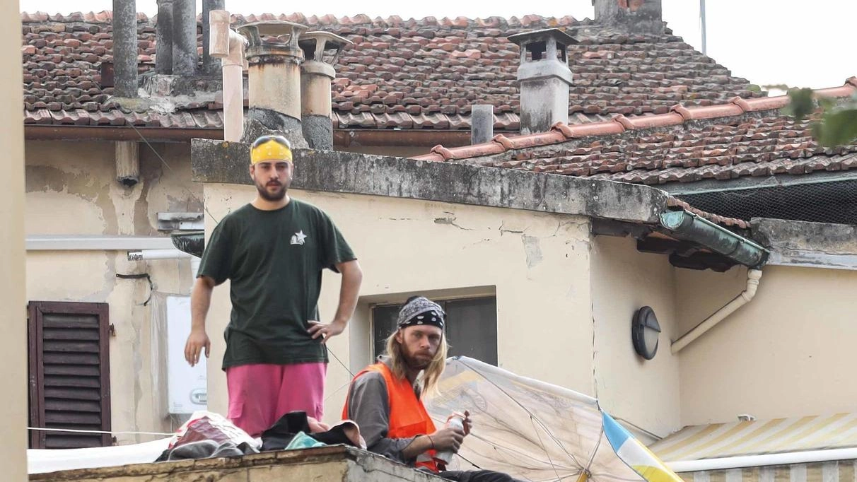 Ancora sul tetto del circolo Romito i due antagonisti di via Sighele. E ieri sera presidio di solidarietà Ancora sul tetto del circolo Romito i due antagonisti di via Sighele. E ieri sera presidio di solidarietà