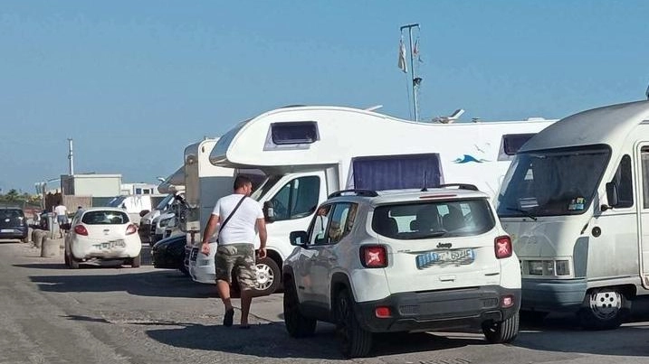 "Via Litoranea chiusa e invasa dai camper E’ pericolosa" "Via Litoranea chiusa e invasa dai camper E’ pericolosa"