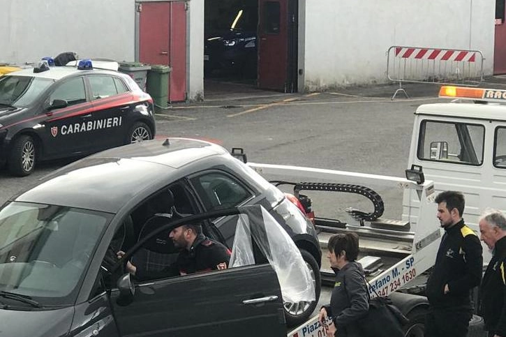 I carabinieri durante il sopralluogo sull’auto presa a noleggio