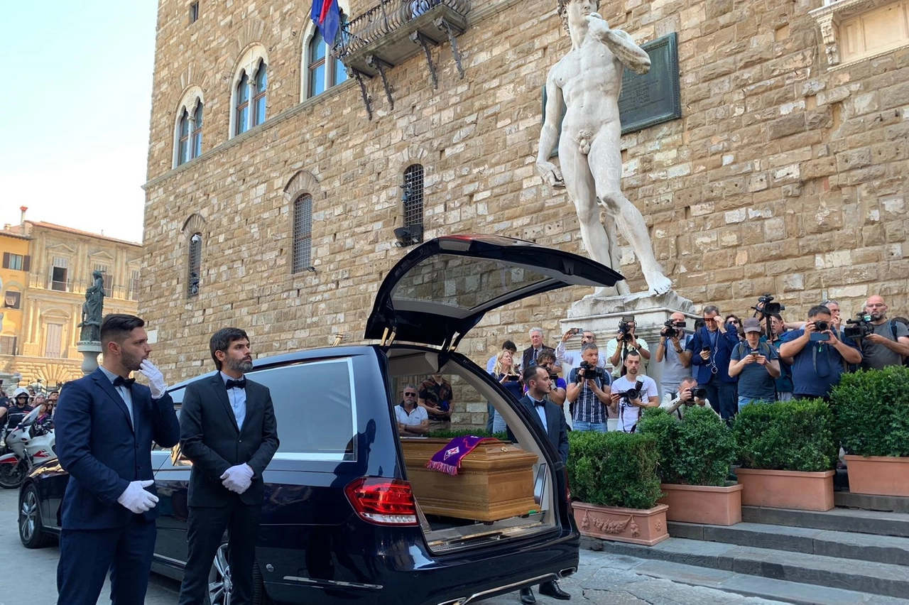La bara di Zeffirelli con la sciarpa della squadra viola