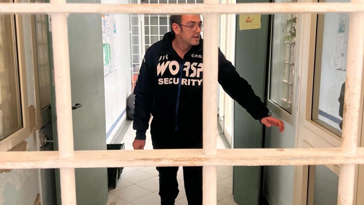 Viaggio nella Rems di Volterra, un ex manicomio che oggi ospita 30 persone. Inferriate di 5 metri e muri scrostati, il direttore Lazzerini: "I lavori sono fermi"