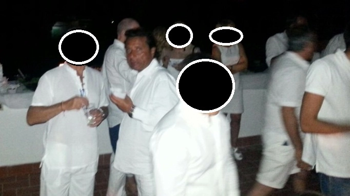 Schettino alla festa in total white a Ischia, nei giorni della rimozione della Concordia