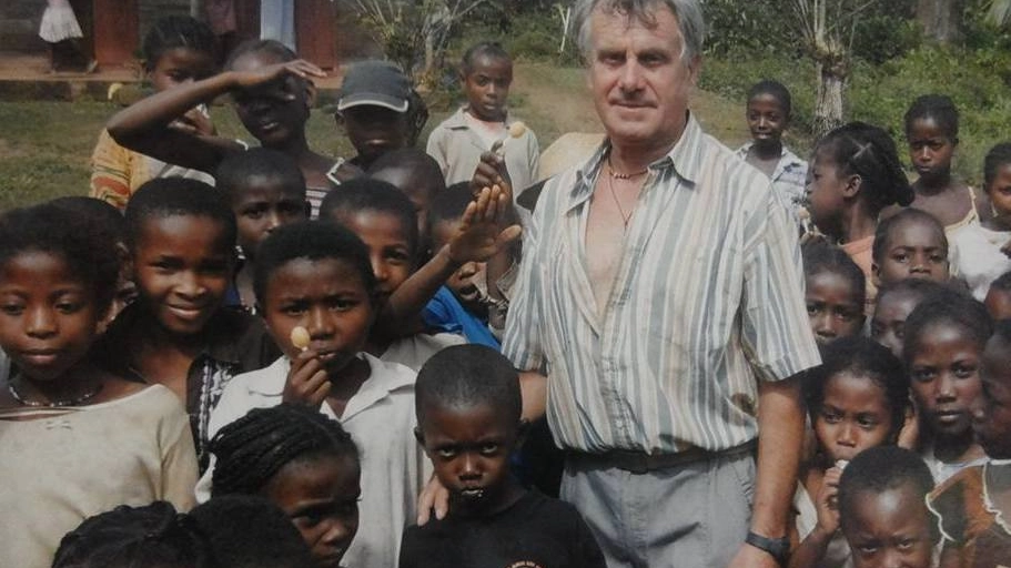 Nello  Benedetti in mezzo ai  bambini del Madagascar  in un momento di serenità (foto d’archivio)