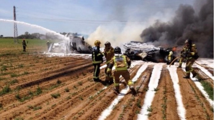 I pompieri sul luogo dell'incidente (foto El Pais)